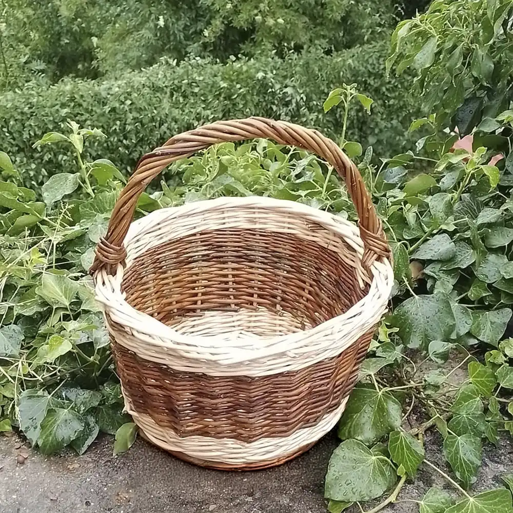 Panier de marché avec anse, vannerie classique osier blanc et brut.