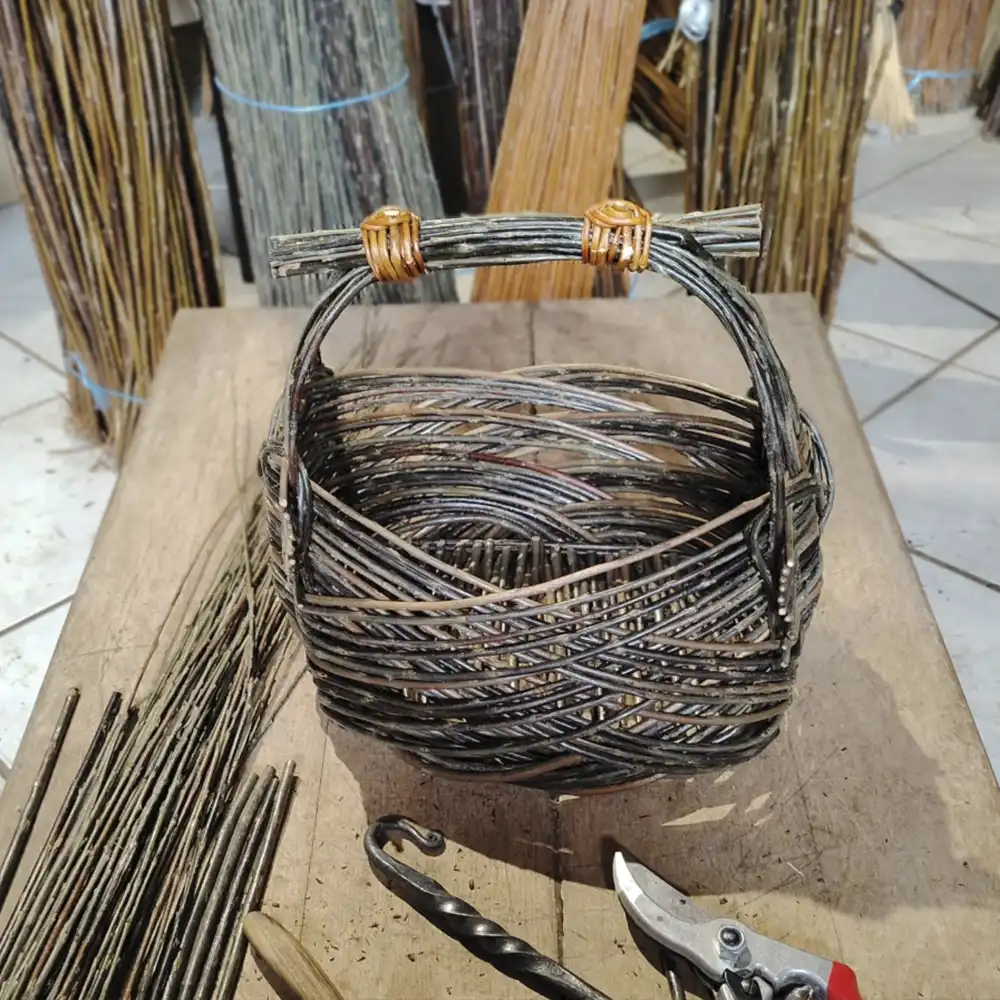 Panier de récolte rustique en osier brut, vannerie traditionnelle.