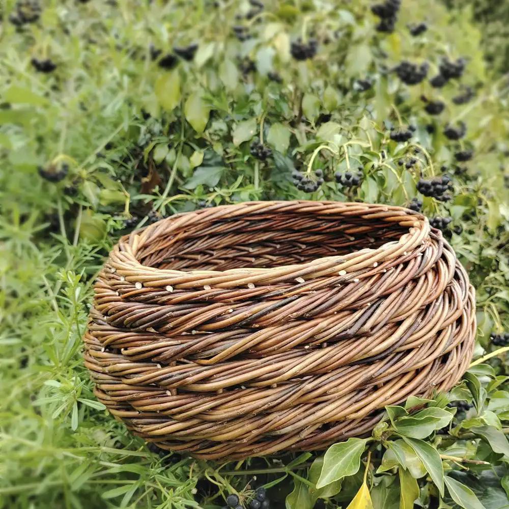 Corbeille à fruits en osier bicolore, artisanat de table.