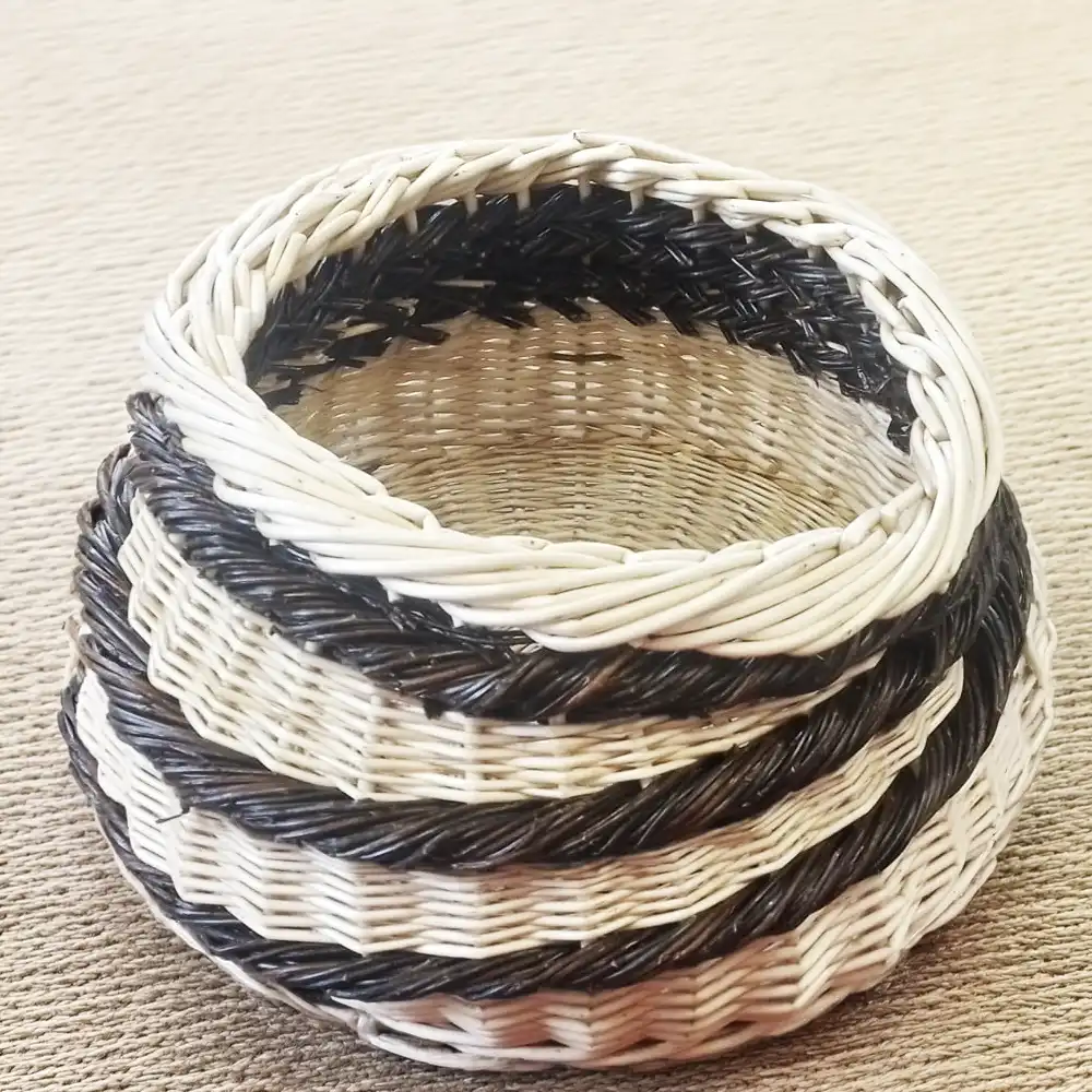 Panier rond en osier blanc, vannerie fine pour intérieur.