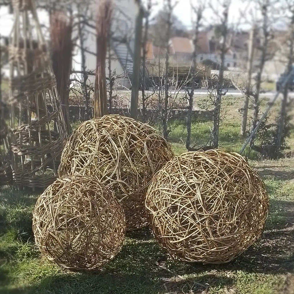 Sphères décoratives en osier brut pour jardin, vannerie d'extérieur Willow.