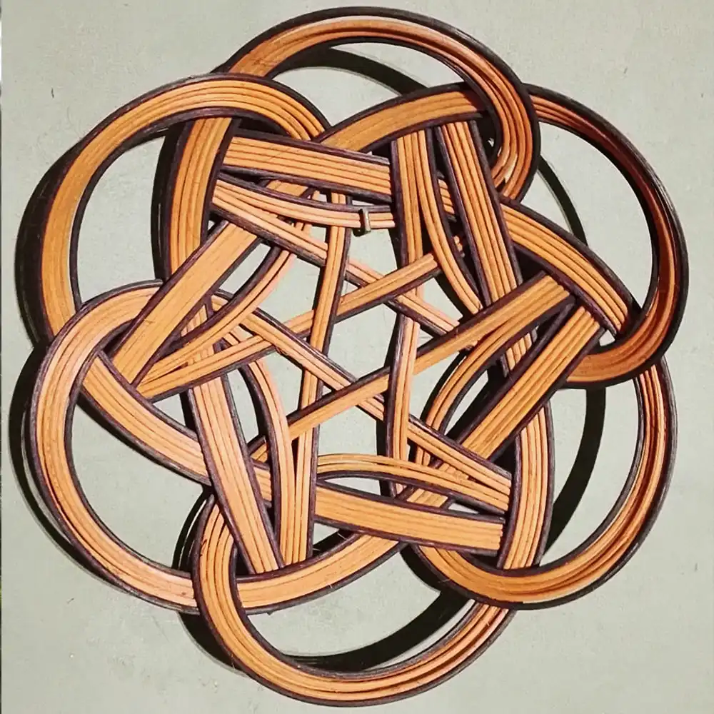 Nœud de vannerie décoratif en osier bicolore, artisanat d'art Willow Fayl-Billot.