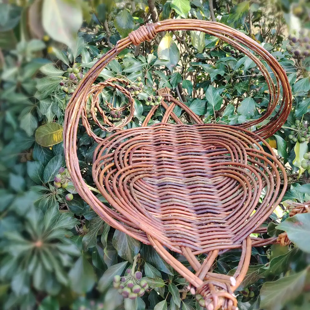 Panier décoratif ajouré en saule rouge, artisanat d'art.