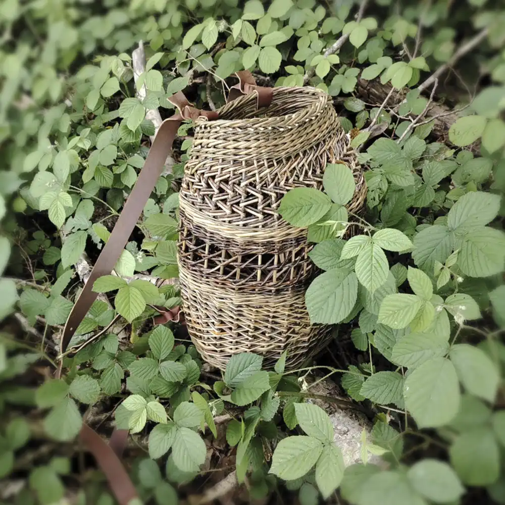 Sac besace en osier tressé, vannerie utilitaire pour la cueillette.
